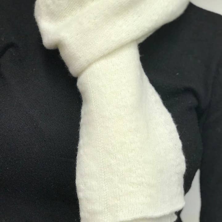 JBK Rivers Tuck Strukturierter Strickschal in Eisweiß für den Großhandel von Janet Byrne Knitwear