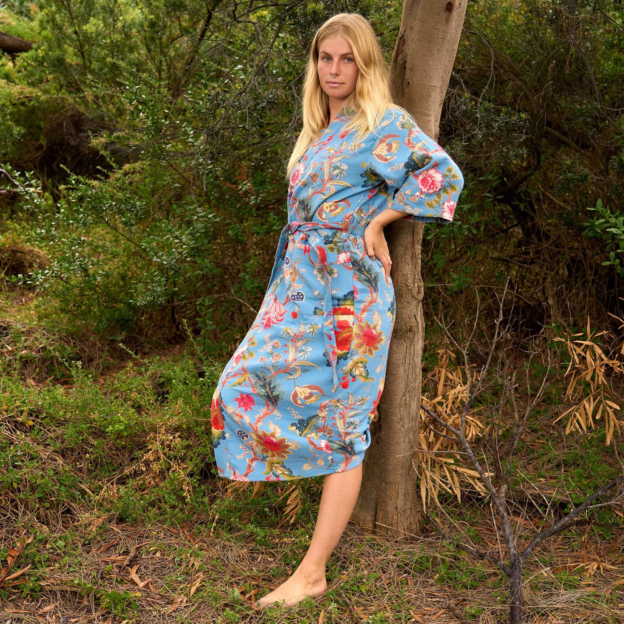 Glamthread – Großhandel Bademantel – Damen – Serene Sky Waffel-Baumwoll-Kimono-Bademantel - Florale Eleganz in Blau1