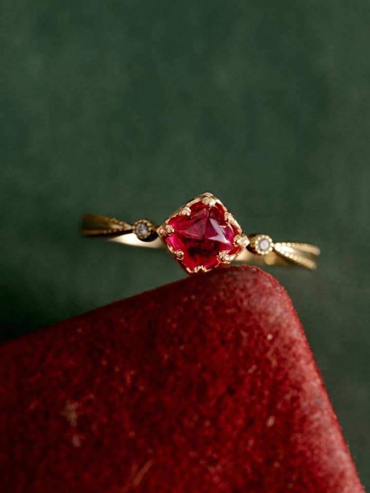 Bague Carena Ruby pour la vente par Camellia NYC