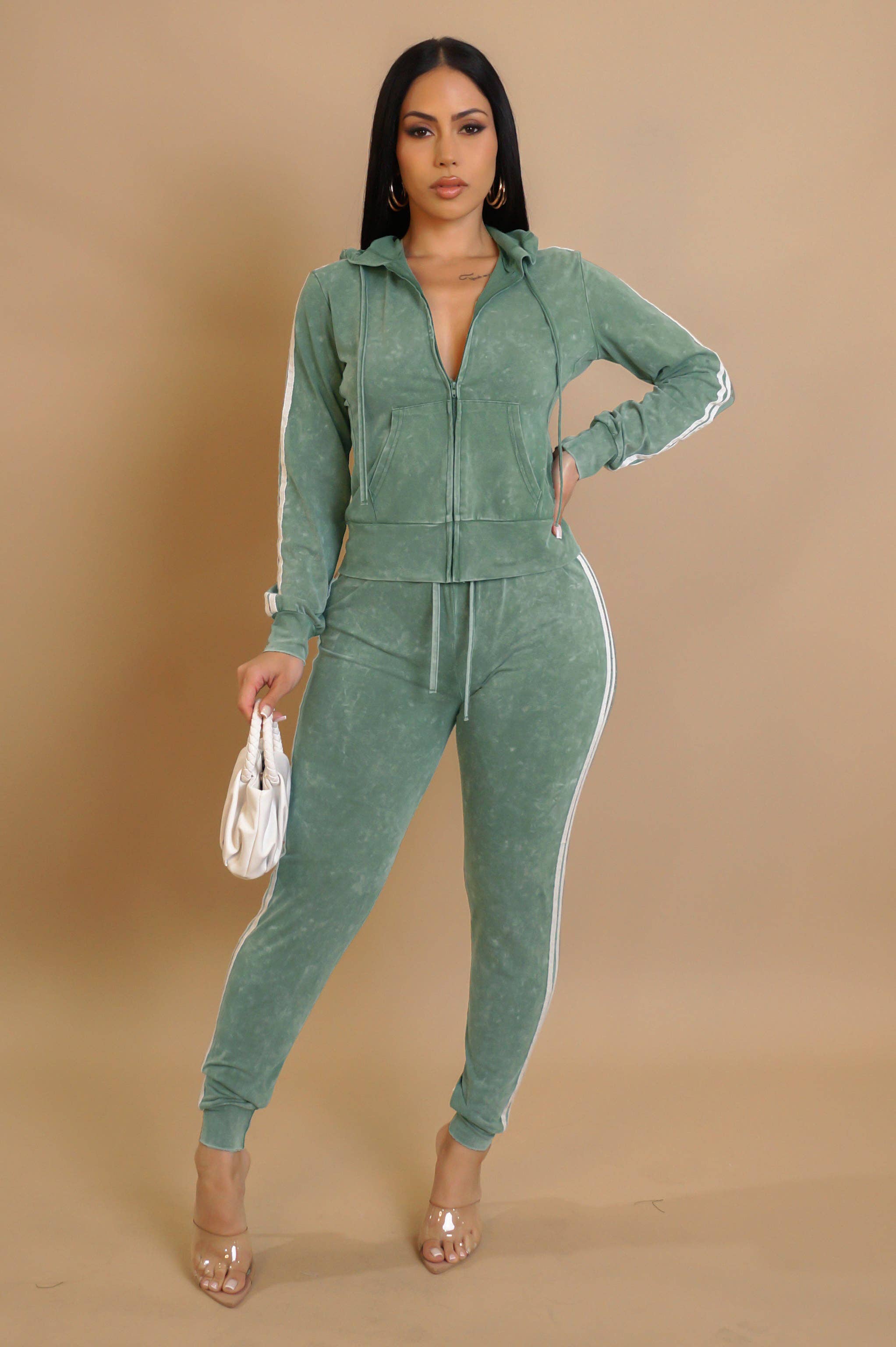 5besties inc - Venta al por mayor Conjuntos de top y pantalón (NO para estar en casa) - Mujer - Conjunto de chaqueta y jogger lavado mineral en marrón con rayas blancas2