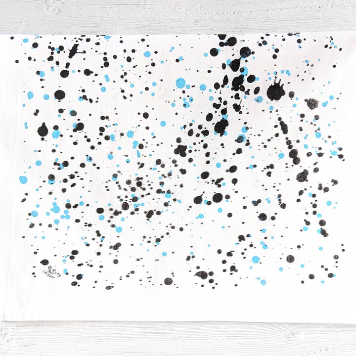 Blauwe en zwarte theedoek met spetterprint voor wholesale door Ruby Red Skipper