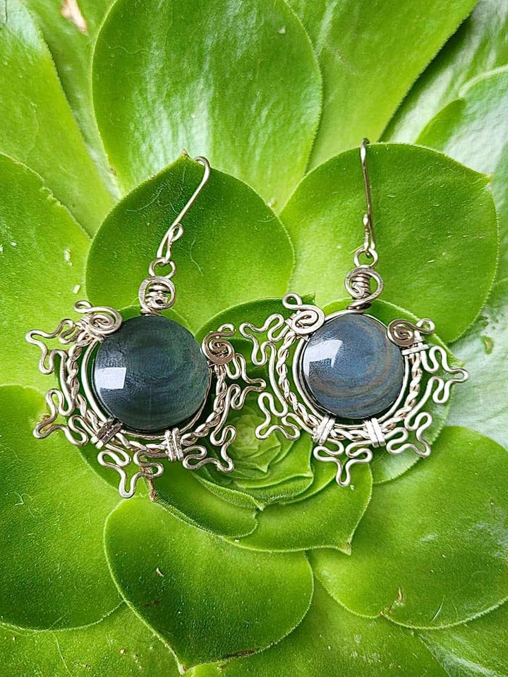 Velvet Obsidian stenøreringe - Manto Huichol Mentogochol Obsidian med Alpaca-tråd - Boheme-stil - Håndlavet med kærlighed for engroshandel hos OllinMexica