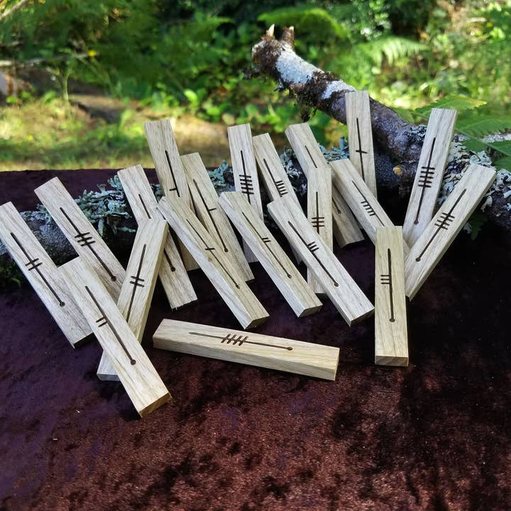 Bâtons Ogham Celtiques en Chêne - Divination en Bois Gravé, Psychique pour la vente par Rare Earth Designs