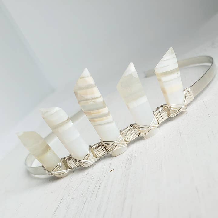 Diadème/couronne en pierres précieuses - Agate à bandes blanches - Reine des glaces pour la vente par Divine Dragon Designs