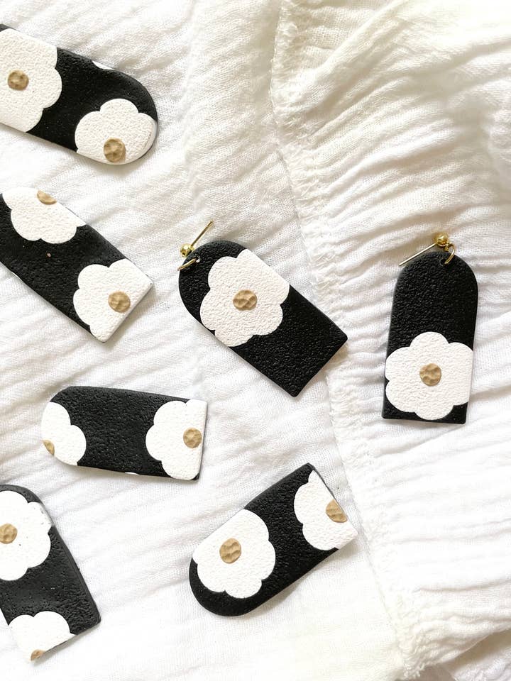 Neutrale bloemen Dangle- polymeerklei voor wholesale door Hooks and Clay