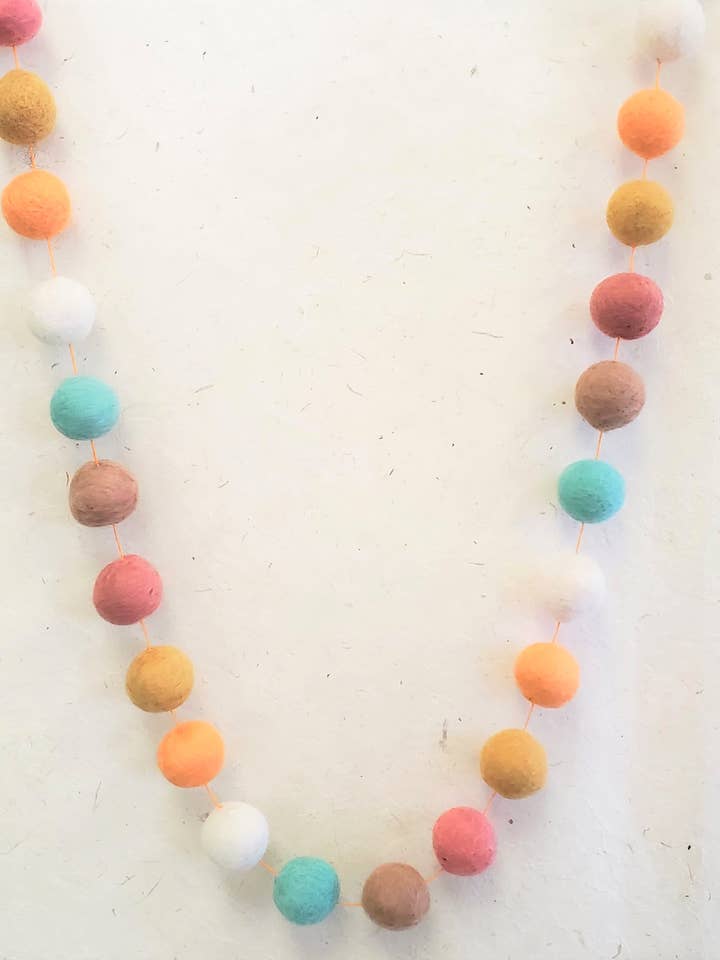 Guirlande de boules en feutre népalais, 5, désert pour la vente par Aitoh Company