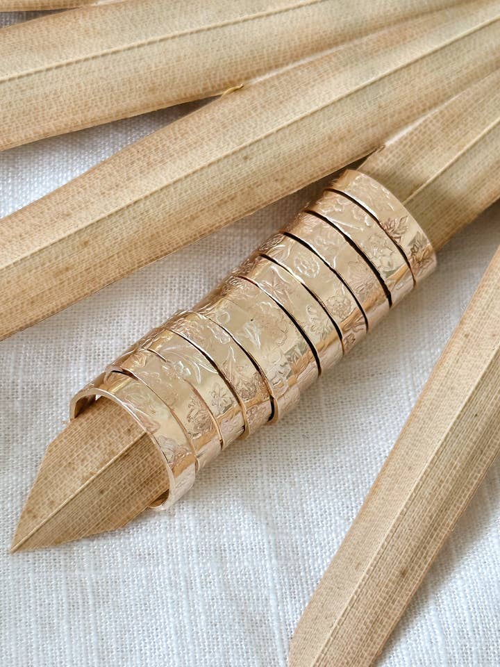 Bague fleur de naissance pour la vente par Laine Honolulu