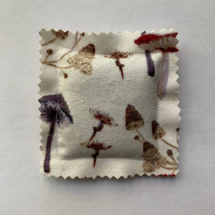 Coussin à chat fait main Mushrooms Farm Fresh pour la vente par A&E Craftspace