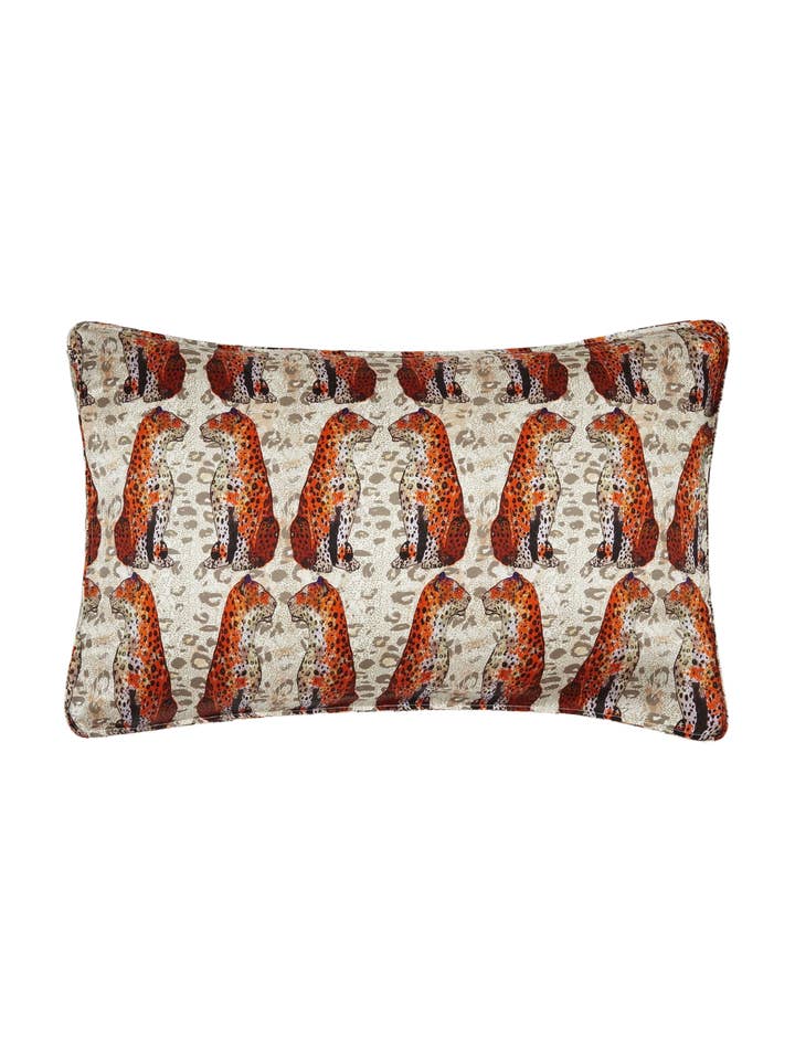 Zijden kussensloop/ „Little Leopards” voor wholesale door Jessica Russell Flint