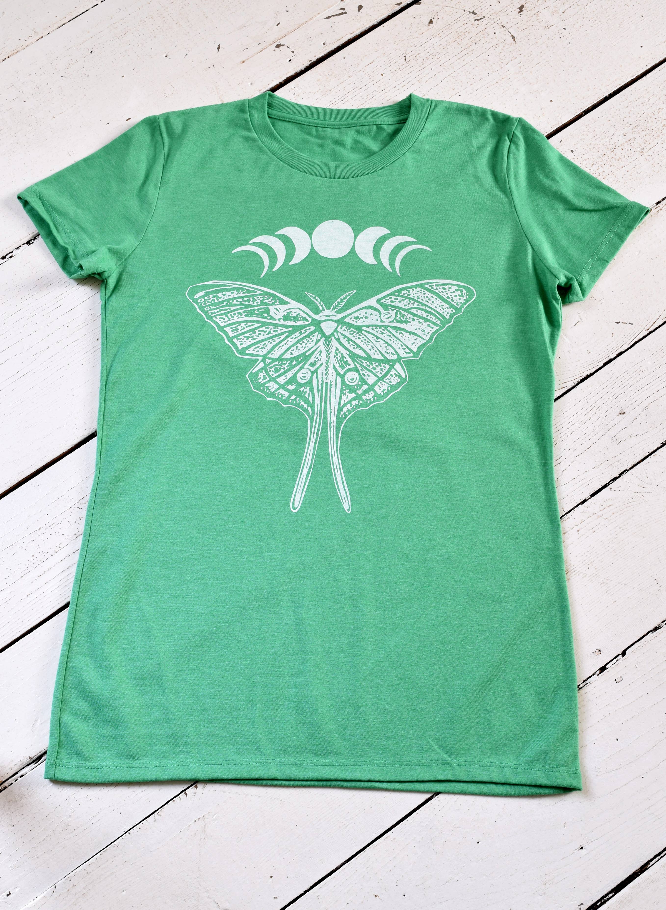 Hearth and Harrow – Engroshandel T-shirt med print - Dame – Dame Økologisk Luna Møl T-Shirt - Hvid Print på Grøn1