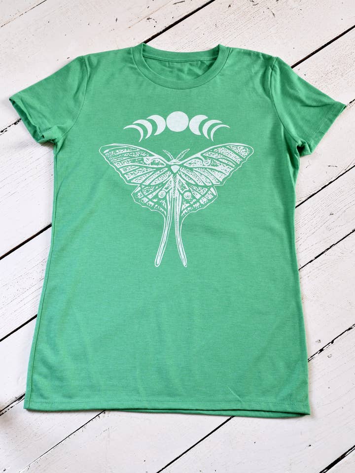 Hearth and Harrow – Großhandel T-Shirt mit Siebdruck – Damen – Damen Organic Luna Motten-T-Shirt - Weißer Druck auf Grün1
