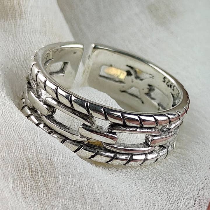 Bague ouverte unisexe épaisse à maillons réglables en argent. pour la vente par The Colourful Aura