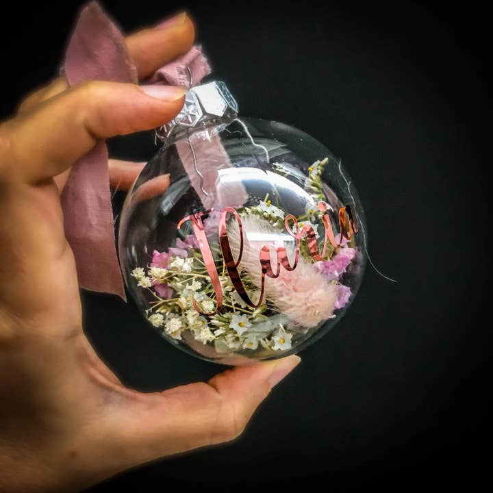 HyggeBazar - Ilaria Faraoni - Vente Objets de décoration - Décorations de Noël bohèmes artisanales avec fleurs séchées et inscription personnalisée1