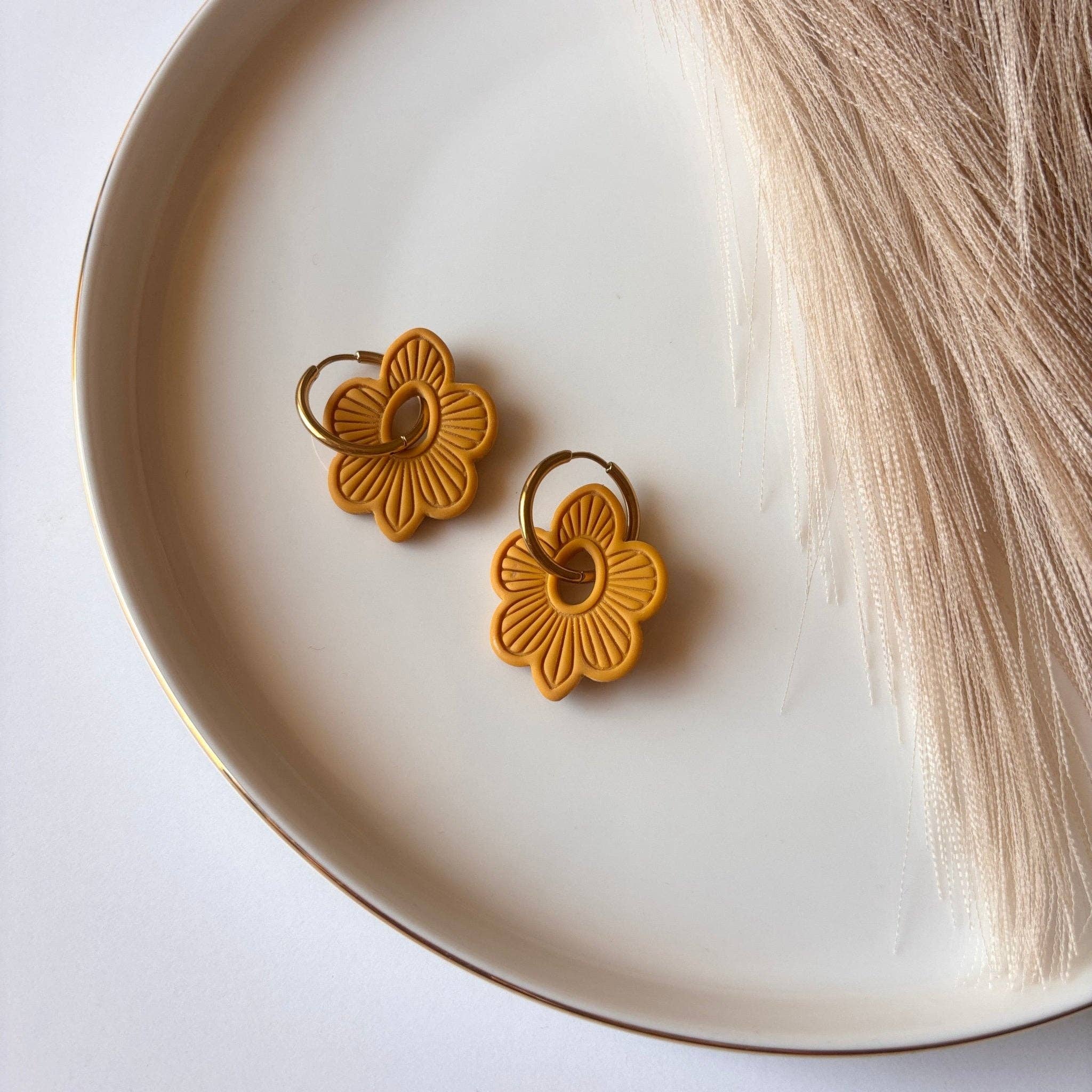 DUESTELLE ITALIA - Wholesale Dangle Earrings - Amaia - Hoop earrings with 18K gold-plated flower charm14