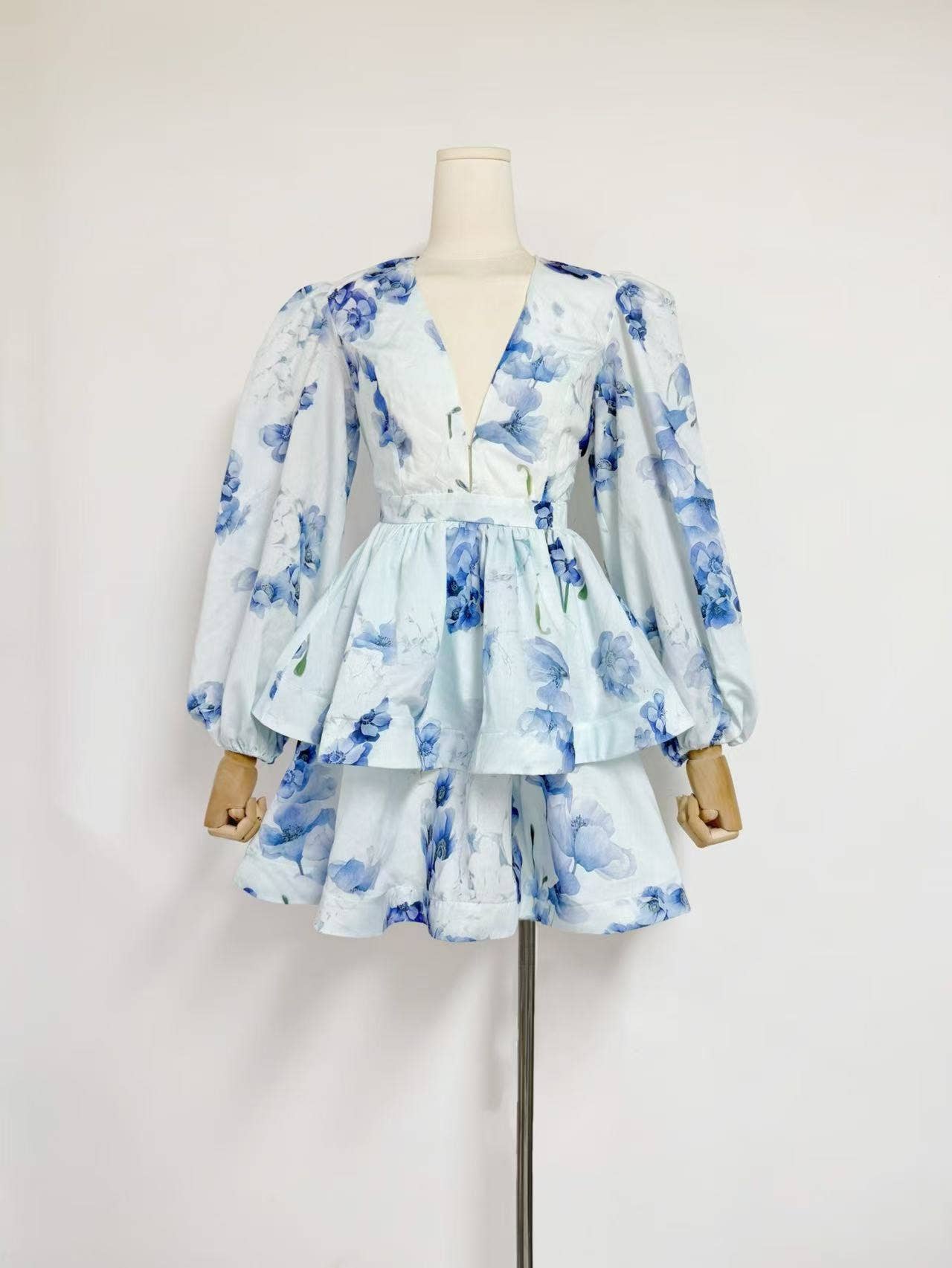 Productseeker - Wholesale Dress - Women's - DR438 V-Neck Lantern Sleeve Floral Print Short Dress0