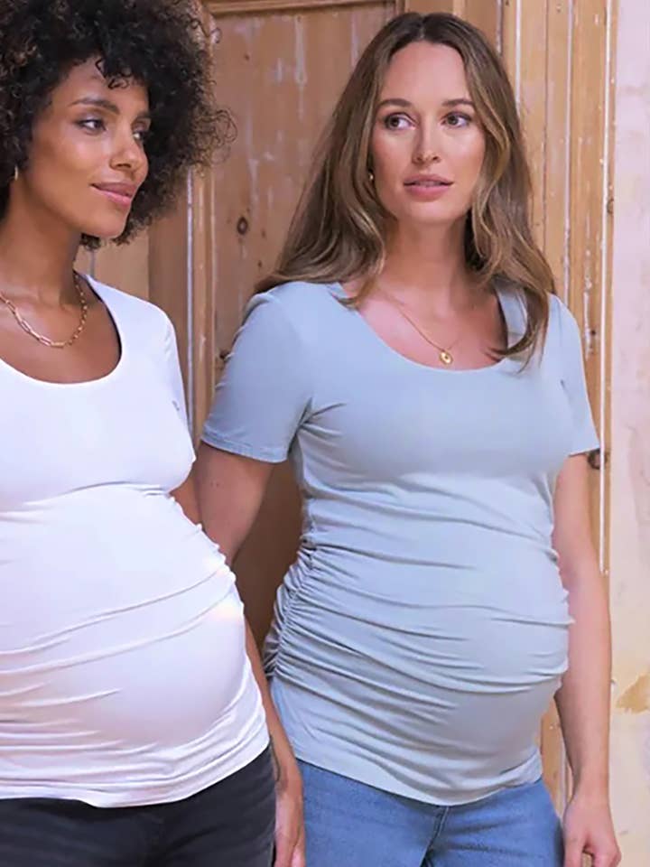 Haut de maternité essentiel à manches courtes et encolure dégagée pour la vente par Seven Women Maternity