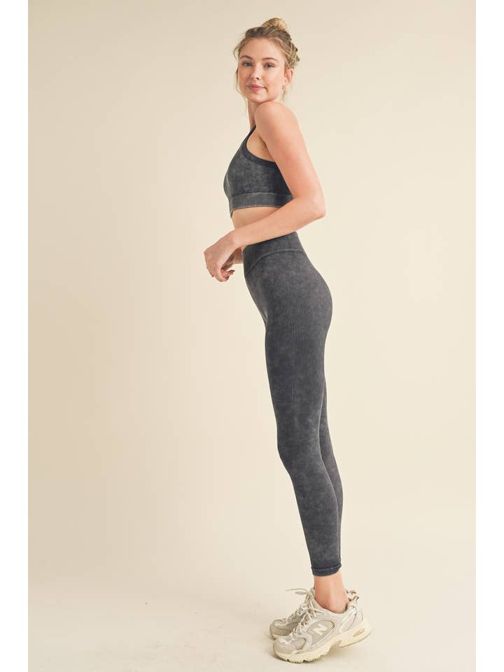 KIMBERLY C – Engroshandel Activewear-sæt – til kvinder – Sømløs ribbet BH og leggingssæt med høj hals15