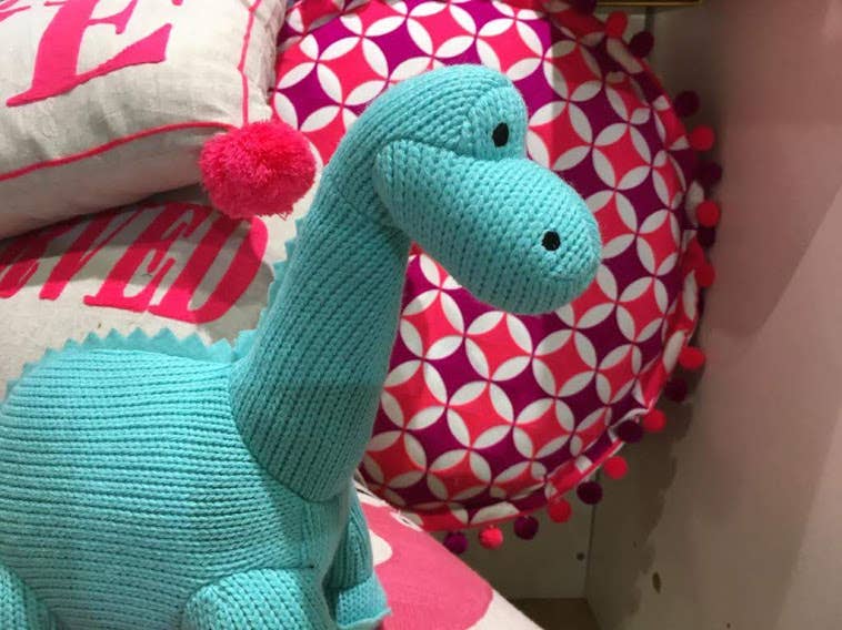 Best Years Ltd – wholesale Fyllda/plyschleksaker - Barn och baby – Stickad Diplodocus Mjukisdinosaurie - Isblå16