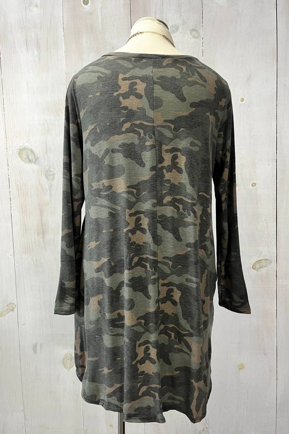 Verde camuflado Vestido Túnica Plus Size Camuflado de Manga Comprida com Decote Cruzado e Bolsos Laterais para venda a revendedores na Faire1