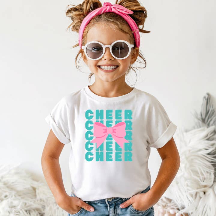 Les enfants applaudissent avec une chemise à nœud. pour la vente par The Landing @ Fusion