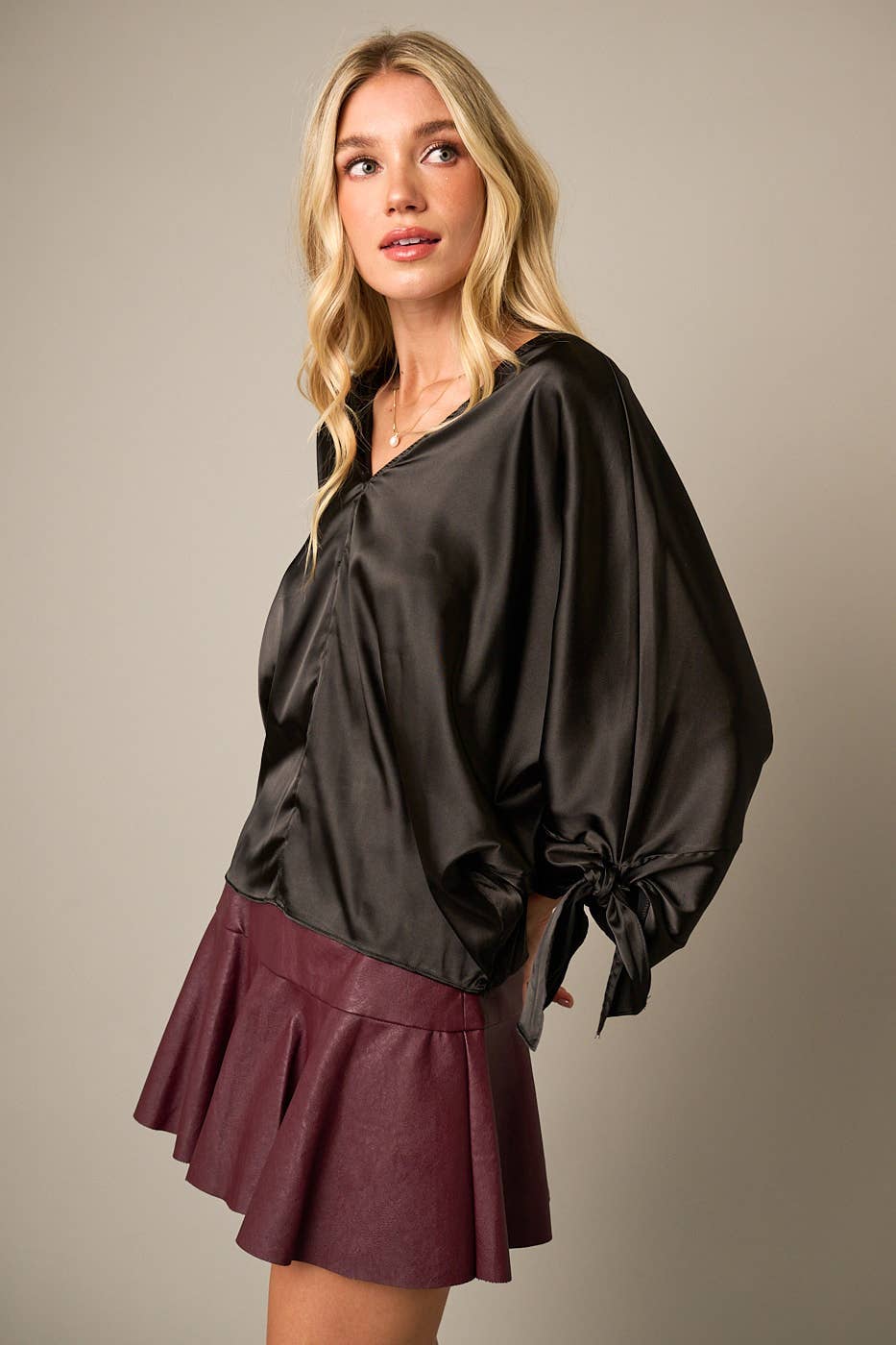 mittoshop - Vente Chemisier – femme - BLOUSE EN SATIN À MANCHES LONGUES AVEC DÉTAIL NŒUD ET COL EN V21