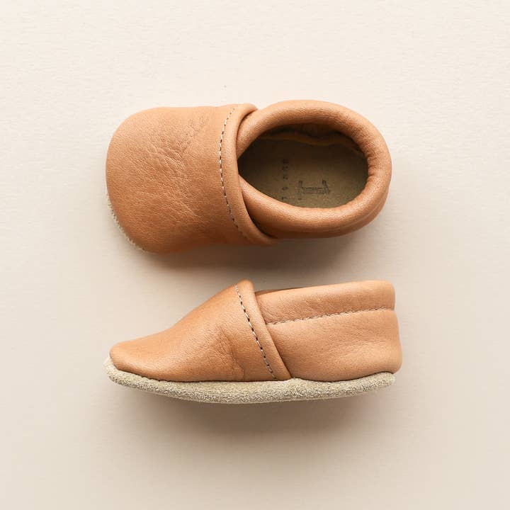 Chaussures pour bébé neutres en termes de genre en caramel | Mocassins à enfiler pour la vente par Sun & Lace