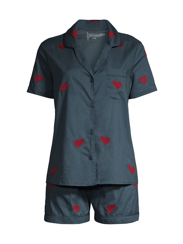 Gesticktes PJ-Set — HERZSCHLAG, Mitternacht für den Großhandel von Banner Day