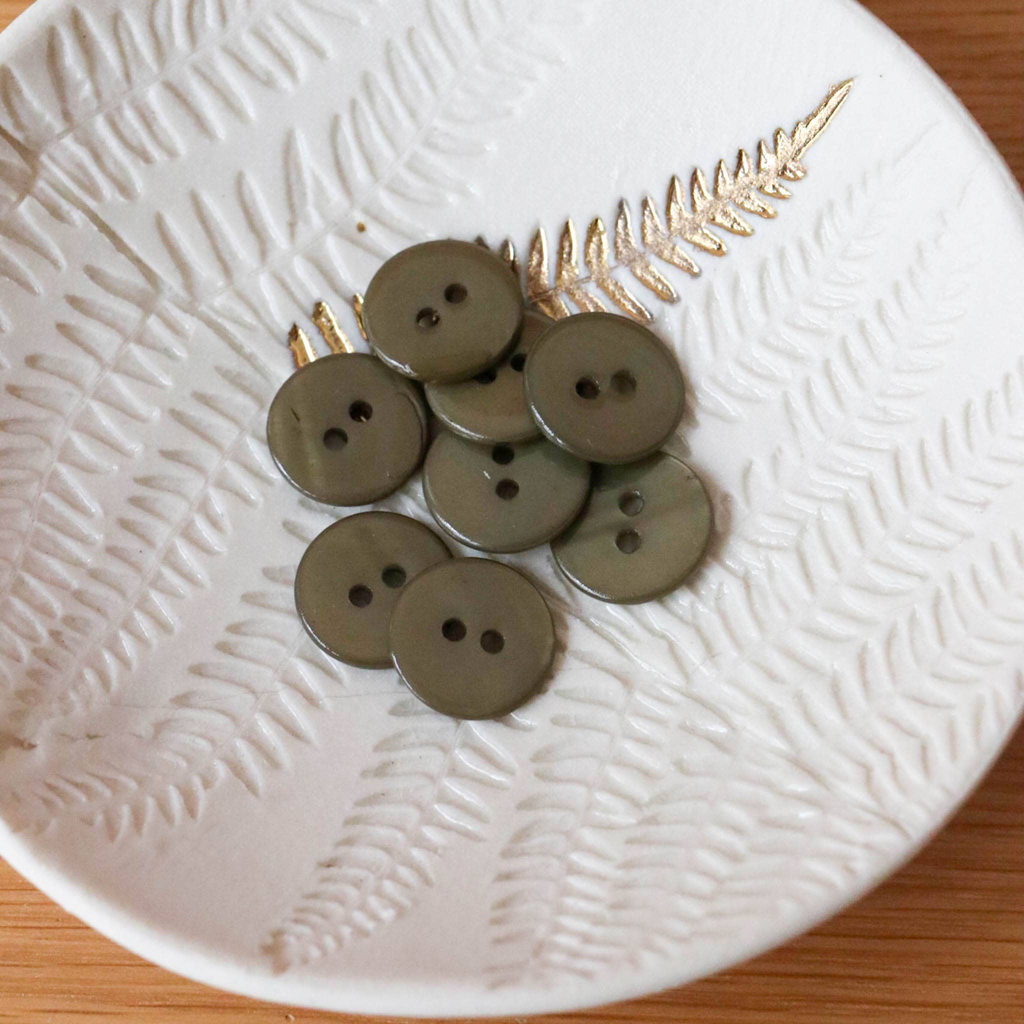 Lise Tailor - Wholesale Sewing Button/Snap - Flat mother-of-pearl buttons with 2 holes16