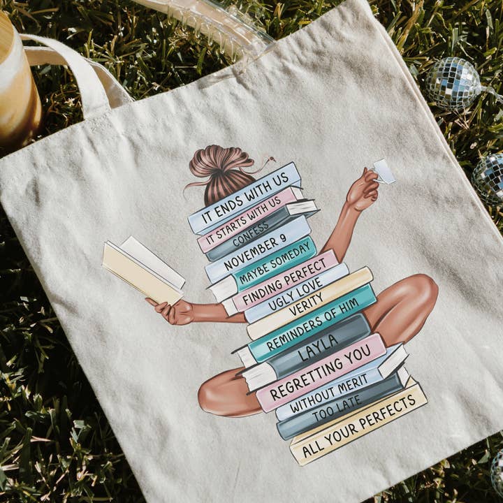 Borsa a tracolla in tela con scritta «Colleen Hoover Merch», regalo Coho per la vendita all'ingrosso da parte di Literari Goods, Co | Book Themed Candles + Gifts