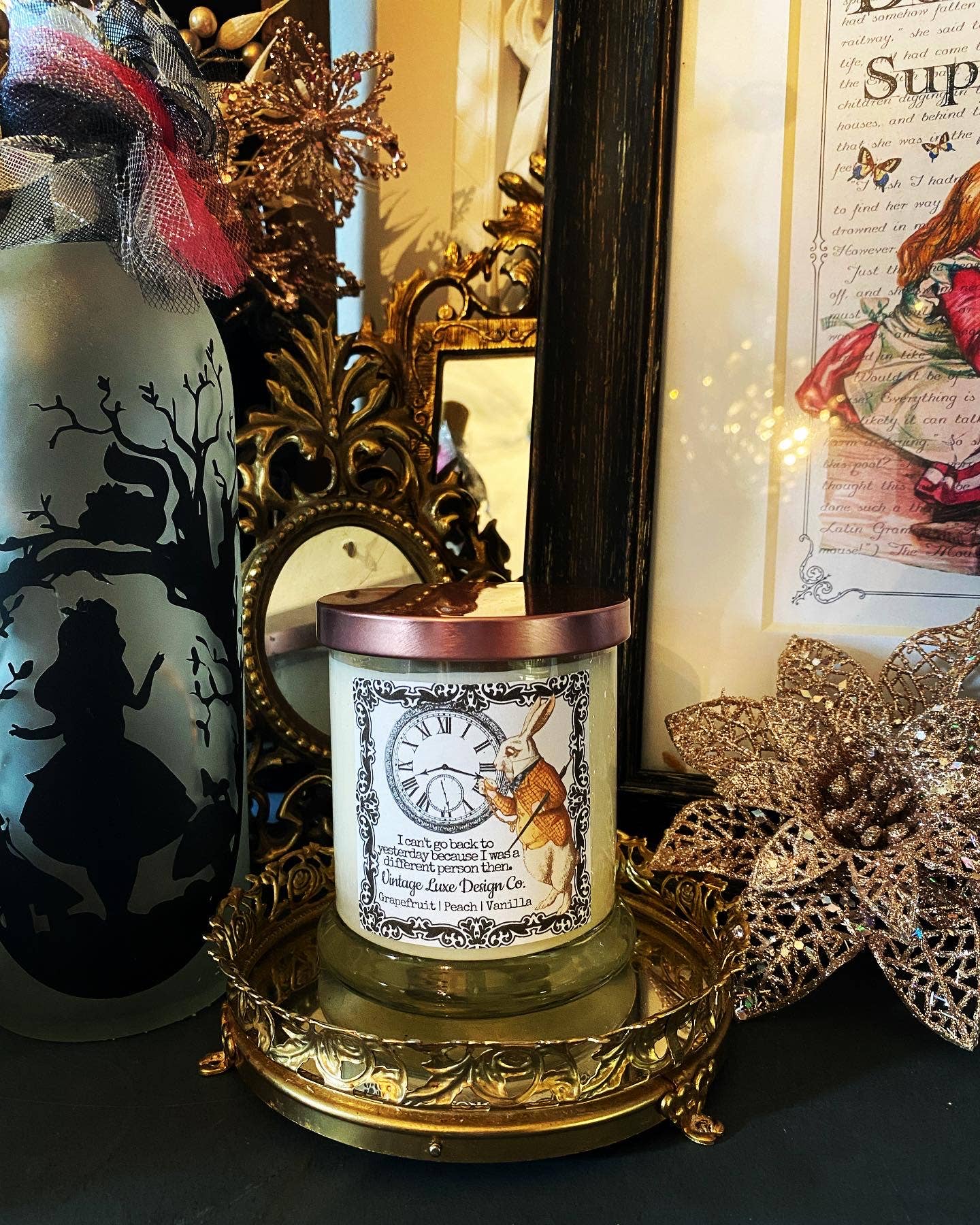 Vintage Luxe Design Co. - Vente Bougie en bocal - Bougie en cire de soja Alice au pays des merveilles 10 oz - Lapin blanc fantaisiste8