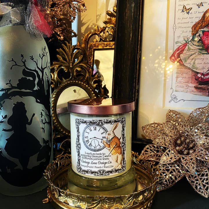 Vintage Luxe Design Co. - Vente Bougie en bocal - Bougie en cire de soja Alice au pays des merveilles 10 oz - Lapin blanc fantaisiste8