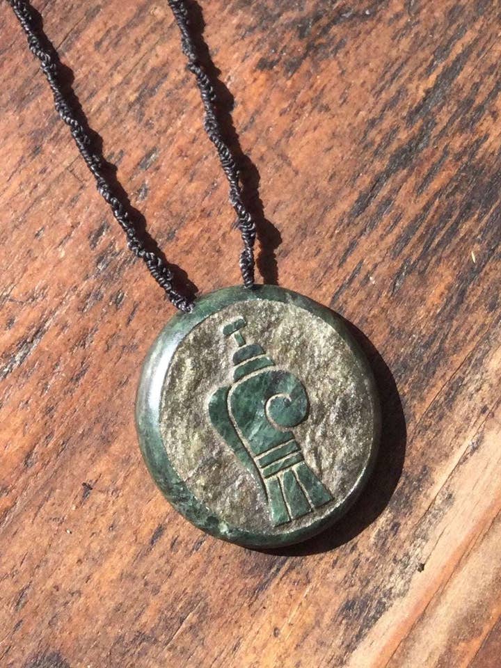 Aztekisches Anhänger Wort Kommunikation Sprache Symbol Guatemaltekisches Jade Serpentin Halskette - Mexikanischer präkolumbianischer Schmuck für den Großhandel von OllinMexica