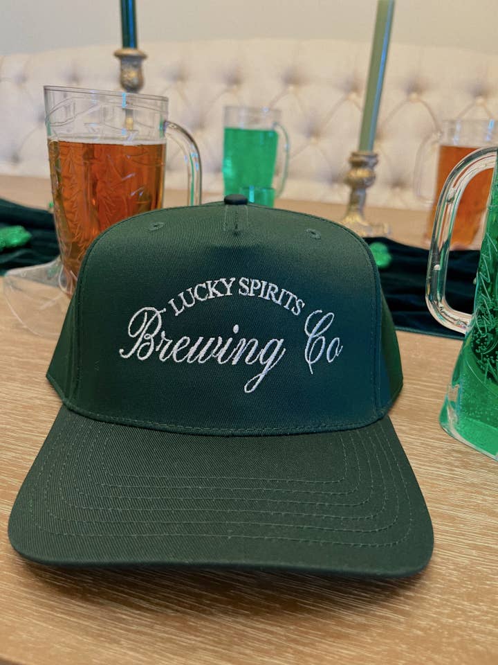 Lucky Spirits Brewing Co - Chapeau brodé pour la Saint-Patrick pour la vente par Ruby Moon