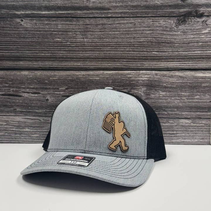 Casquette avec écusson en cuir Bigfoot patriotique – 208Tees pour la vente par 208T2.0