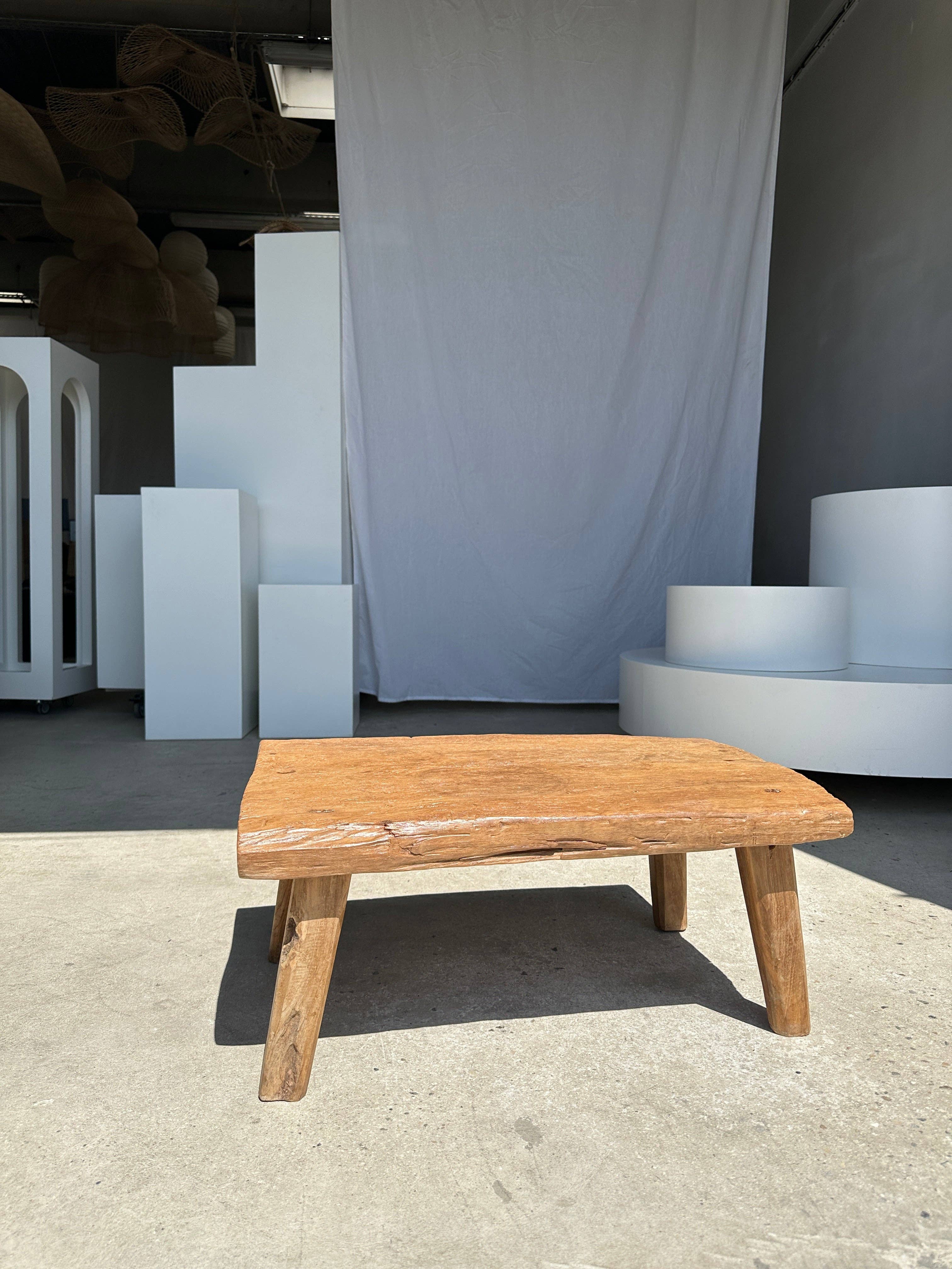 Office Objets – Großhandel Beistelltisch – Kleiner leichter Couchtisch aus hellem Teakholz mit vier Beinen H: 30 L: 63,5 B: 40 cm3