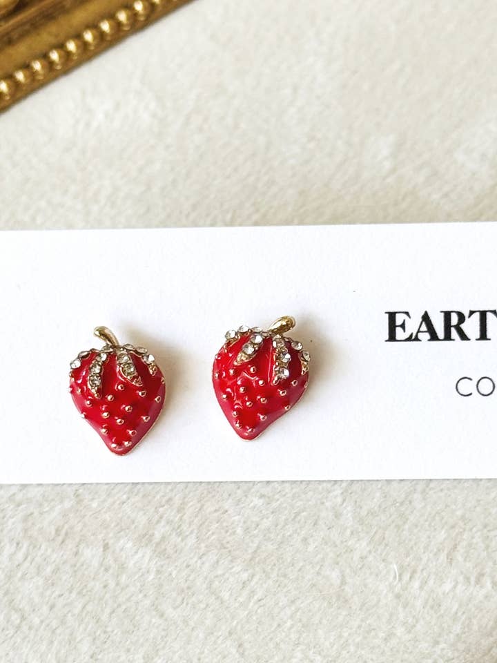 Clous d'oreilles en émail fraise pour la vente par Earth + Clay Collective