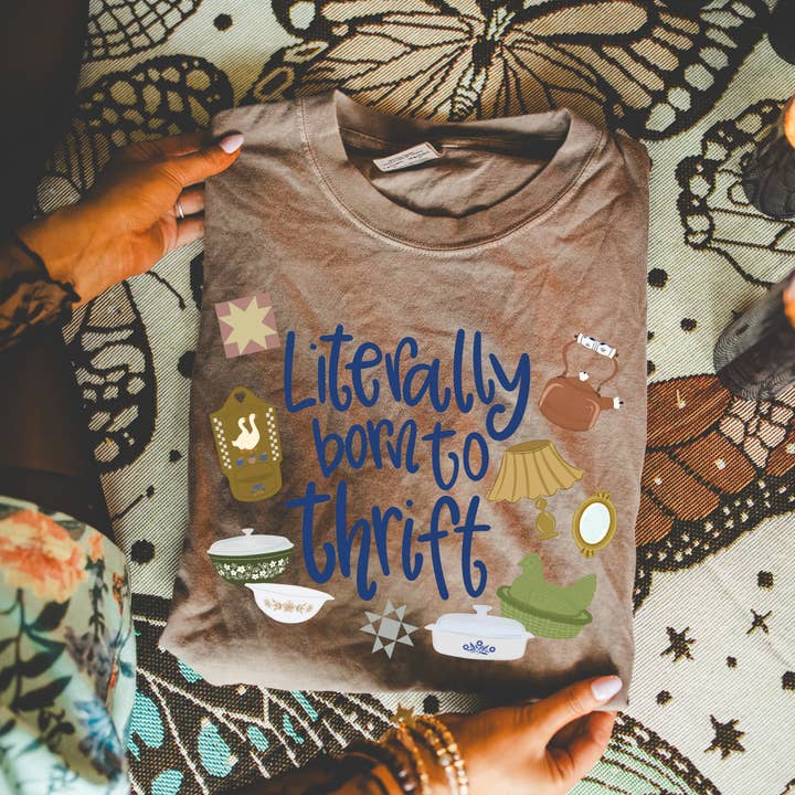 Maglietta Letteralmente Nata per il Thrift | Maglietta da Thrifting per la vendita all'ingrosso da parte di The Sunday Disco