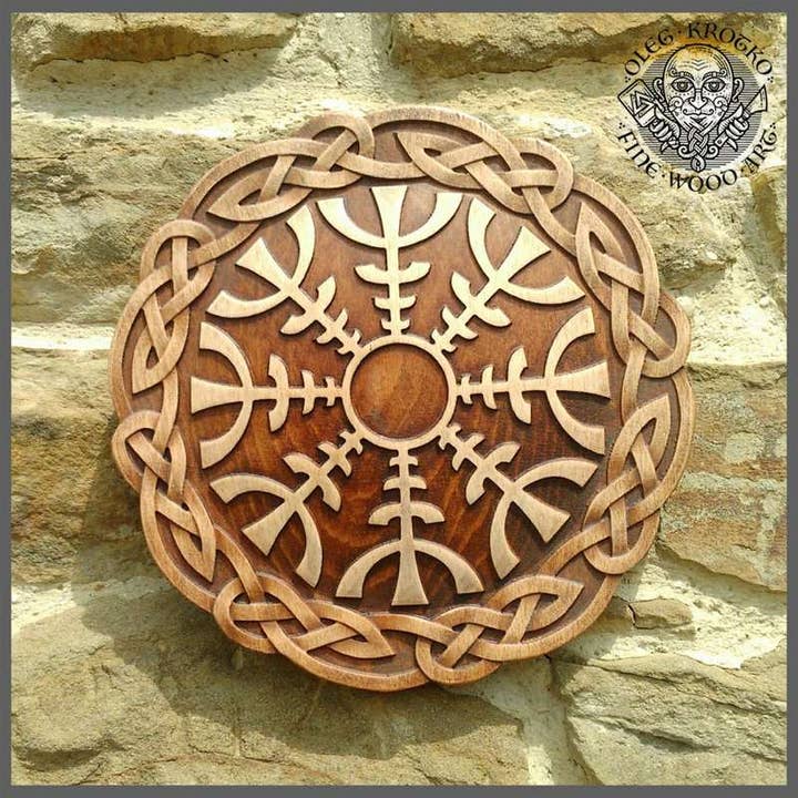 Casque d’oiseau - magnifique œuvre d’art viking pour la vente par Forged In Wood