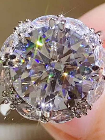 Bague en platine moissanite à taille ronde brillante de 5 carats sur argent sterling pur pour la vente par Sparkala