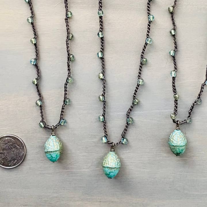 Twist Style - Venta al por mayor Collares con colgantes/abalorios - Collar de Ganchillo con Gotas de Bellota Antigua y Cristales Verdes2