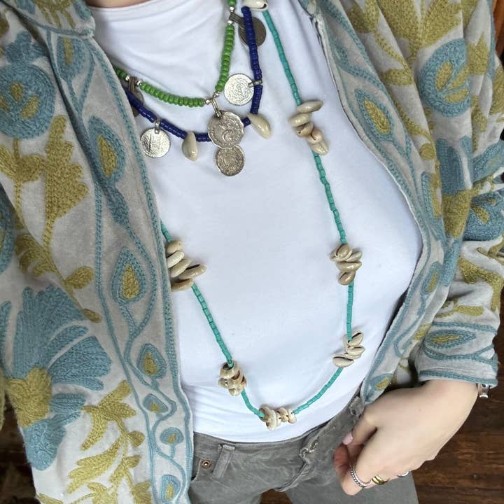 ToutVintage – wholesale Hänge-/berlockhalsband – Halsband med indiskt grönt och snäckor