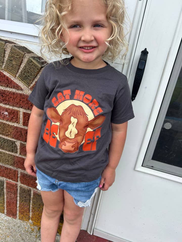 Mangez plus de bœuf - T-shirt pour enfants pour la vente par The Herd & Co