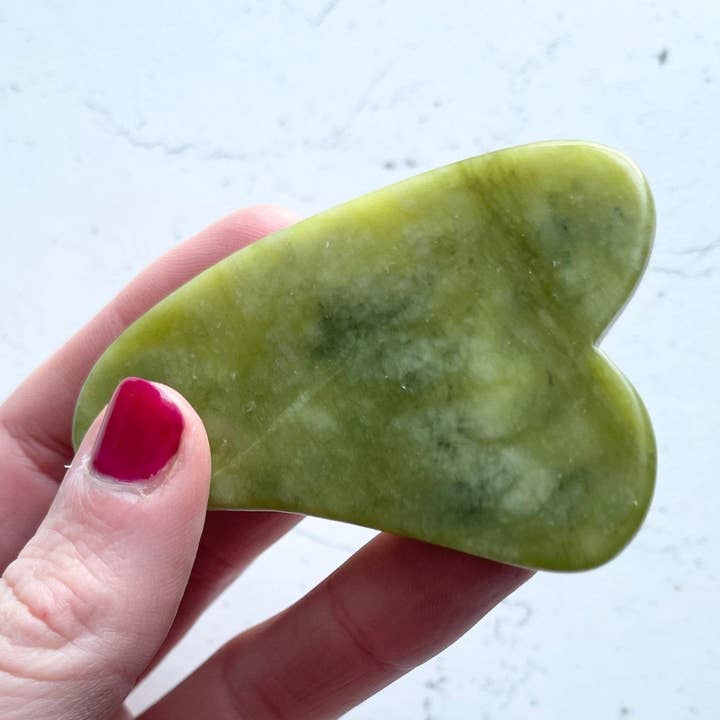 Ny jade gua sha för wholesale av White Rabbit Skincare