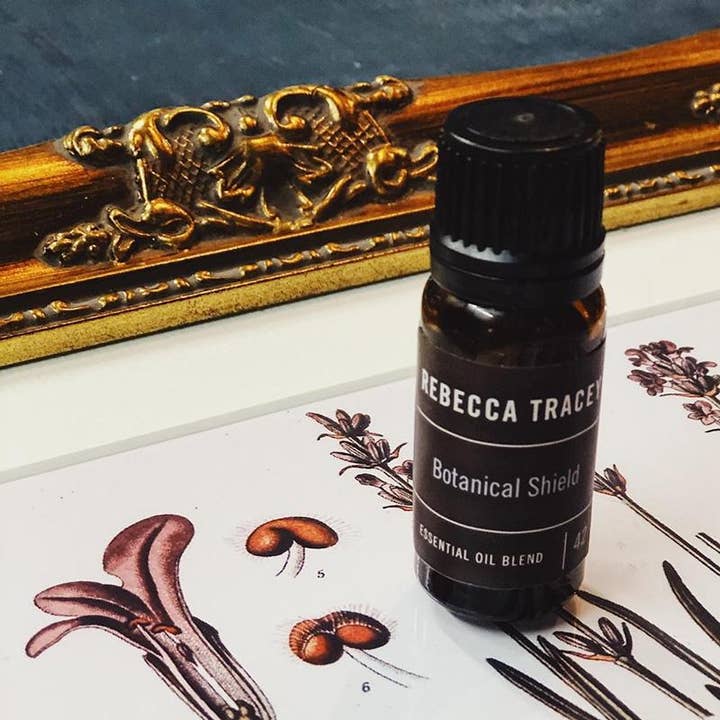 Huile essentielle Botanical Shield pour la vente par Rebecca Tracey