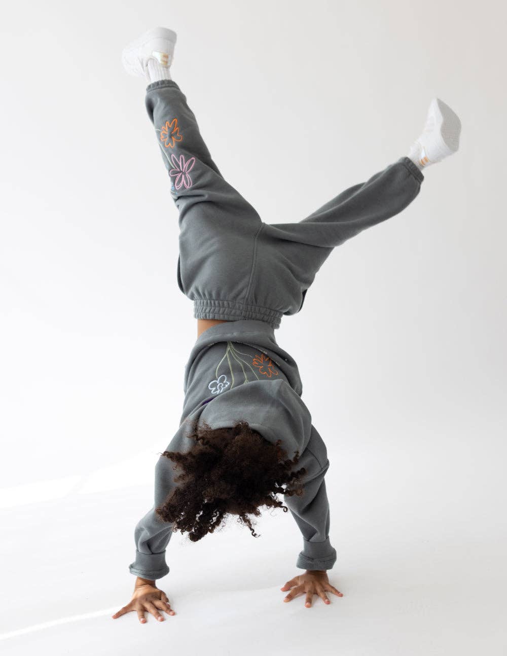 Elevated Faith – Calças de treino/corrida casuais – Criança por atacado – Calças de Treino para Crianças "Deus Ainda Está a Trabalhar"5