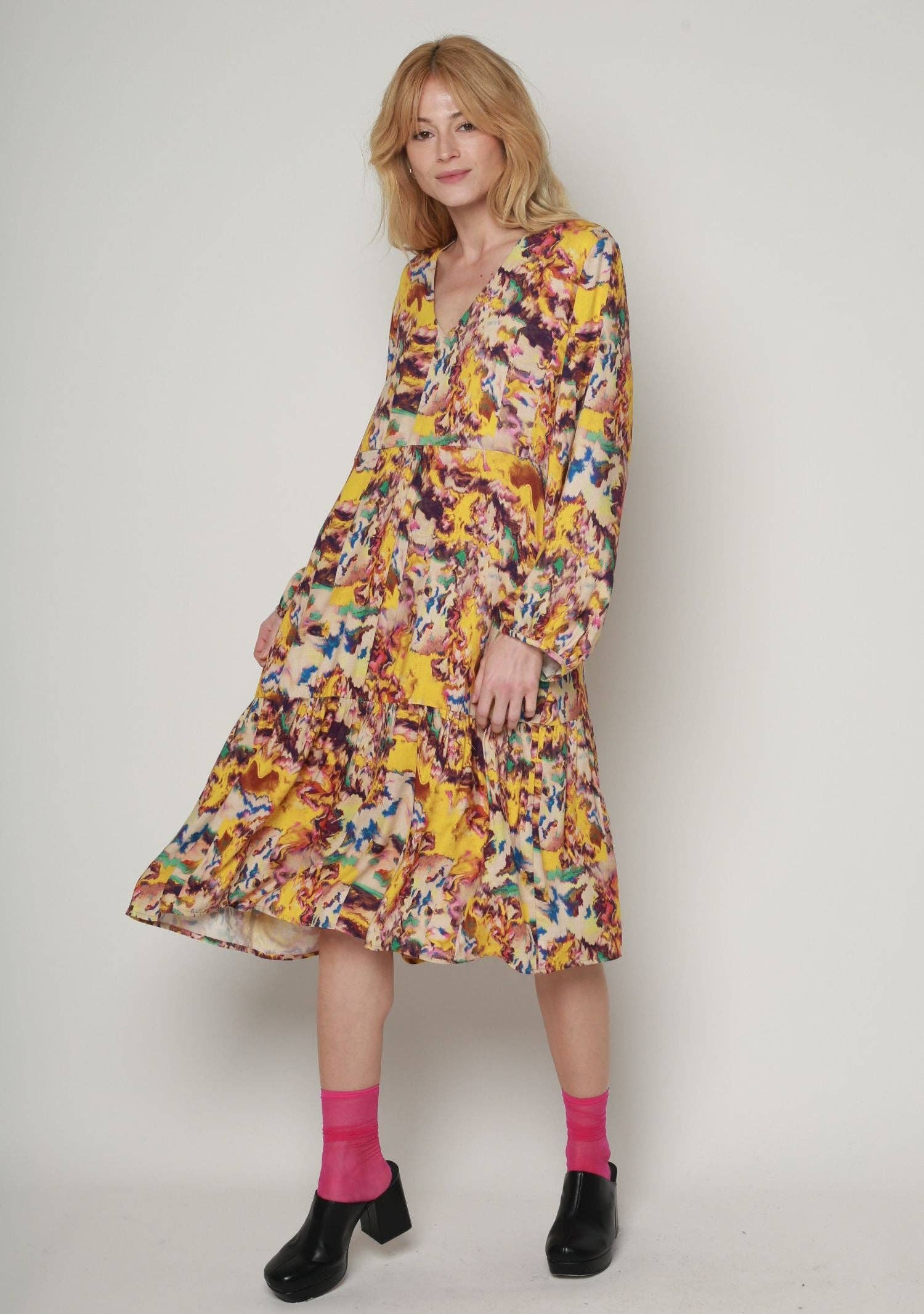 MADE IN SENS – wholesale Klänning - Dam – RACOR Yellow Reflections lager-på-lager klänning med V-ringning3