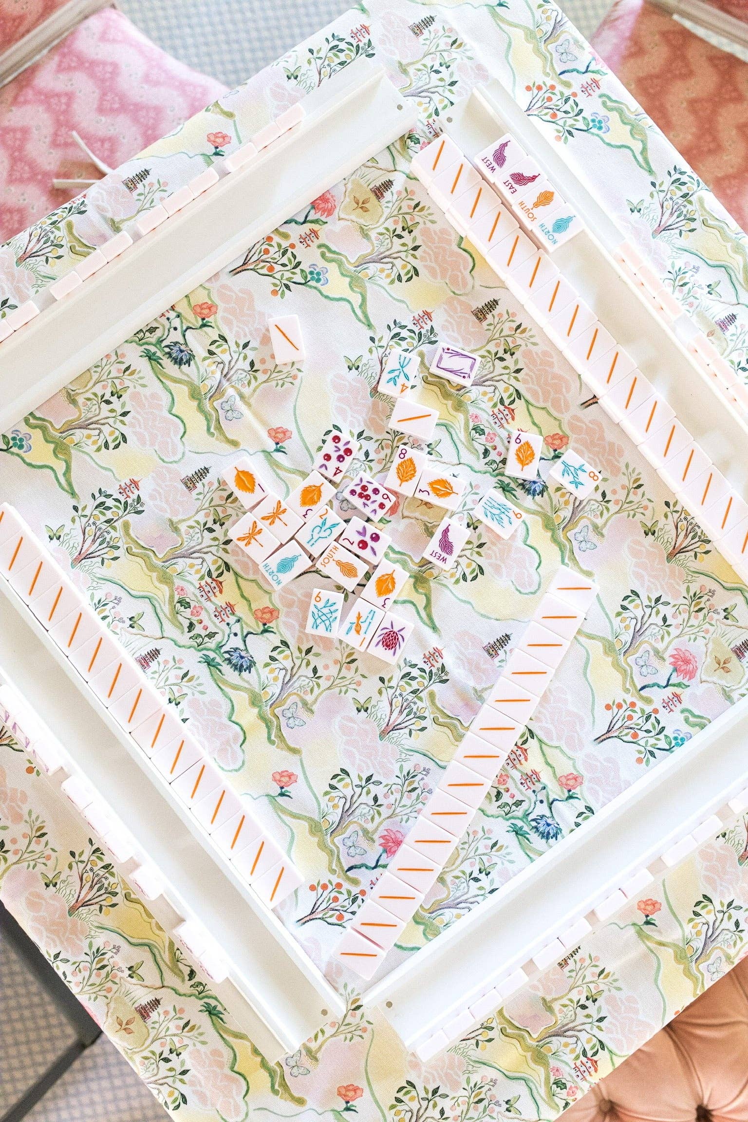 Frances Fields Home, formerly Fenwick Fields – wholesale Duk – GROSSIST Scalloped Square Table Topper | Pink Pagoda1