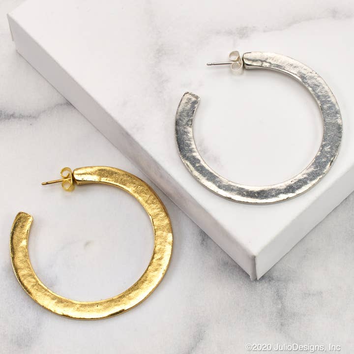 Julio Designs - Venta al por mayor Pendientes de aro - Pendiente de aro ER504 con filo de cuchillo martillado, 2 pulgadas de diámetro