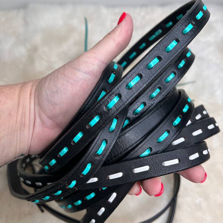 Lengüeta de caballo con puntadas de cuero, largas y continuas, con puntadas turquesas o blancas y otras tendencias de Resultados para accesorios para caballos al por mayor. Devoluciones gratuitas y condiciones de pago a 60 días en Faire en Faire.