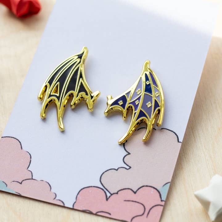 Spilla in Smalto Ala di Due Regni per la vendita all'ingrosso da parte di Anja Richards Art